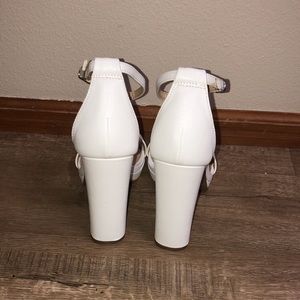 Wild Diva Shoes - Open Toe Chunky Block Heels Wild Diva Shoes - Open Toe Chunky Block Heels
